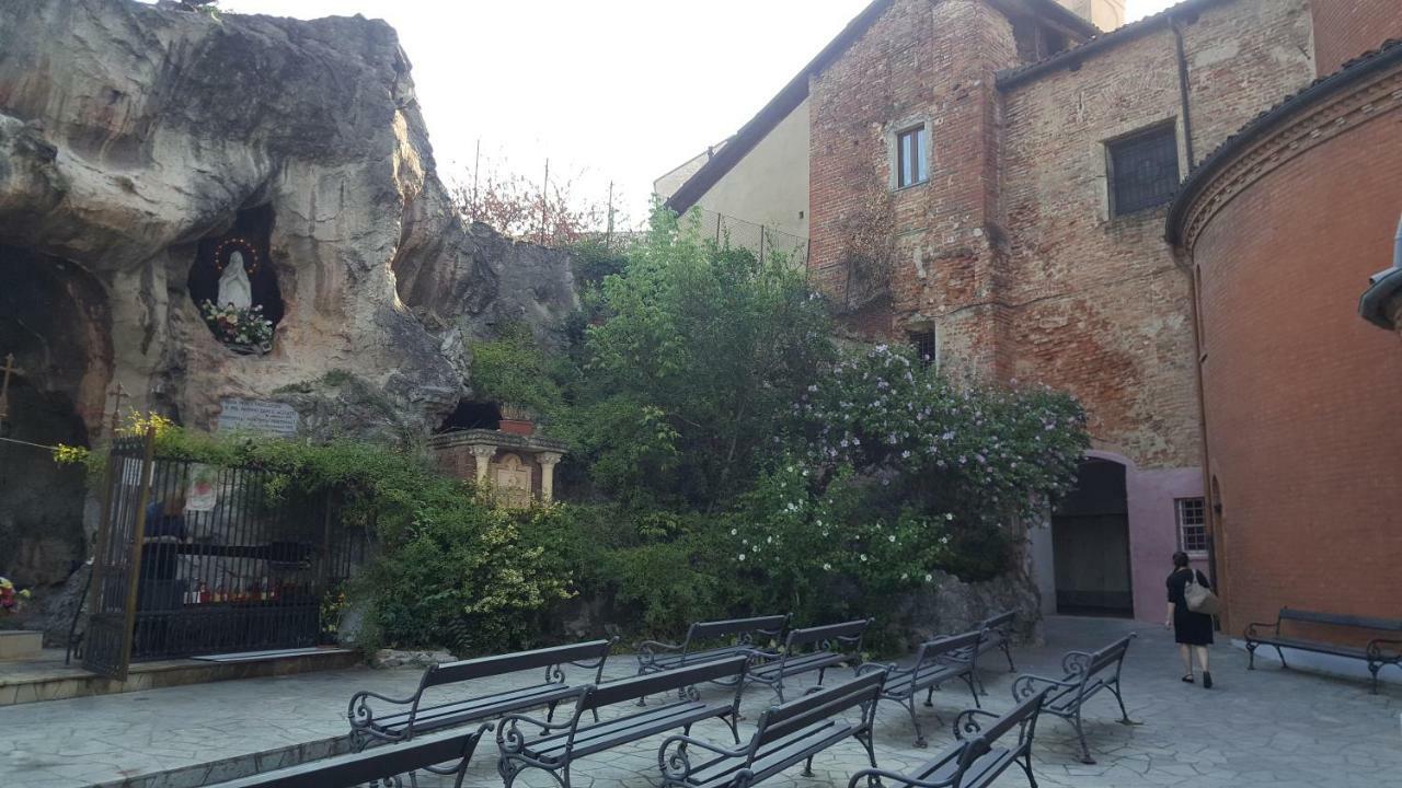 Location Turistic Monolocale Nel Parco Del Santuario Apartment Asti Luaran gambar