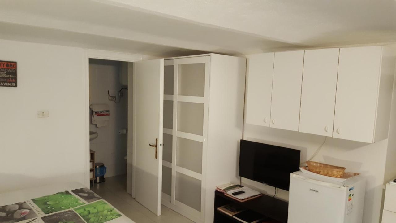 Location Turistic Monolocale Nel Parco Del Santuario Apartment Asti Luaran gambar
